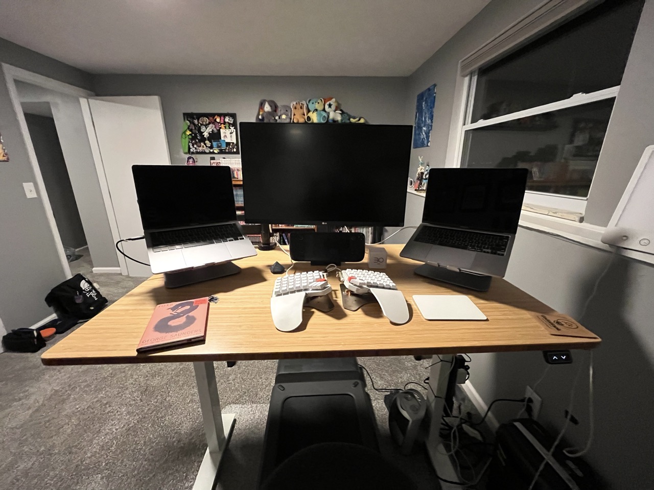 Joe's desk set up